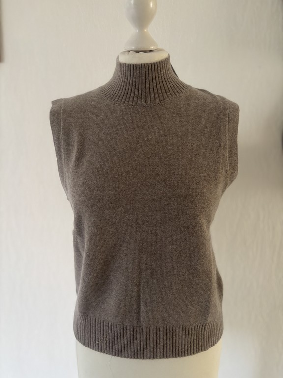 coloris taupe col cheminée sans manche 100% cachemire