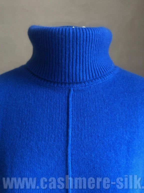 détail col boule 4 fils 100% cachemire