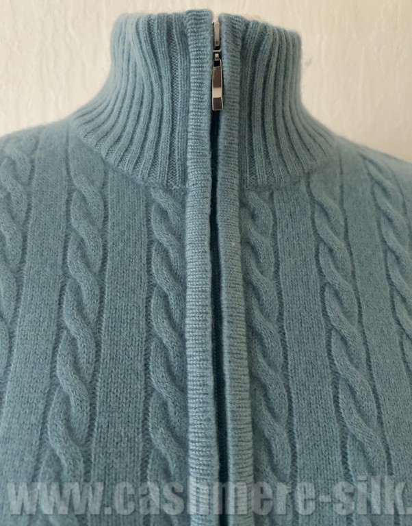 Détail col blouson torsade cachemire 4 fils