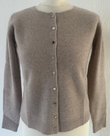 détail cardigan bijoux 100% cachemire 4 fils