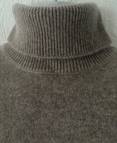 détail col roulé homme 4 fils 100% cachemire